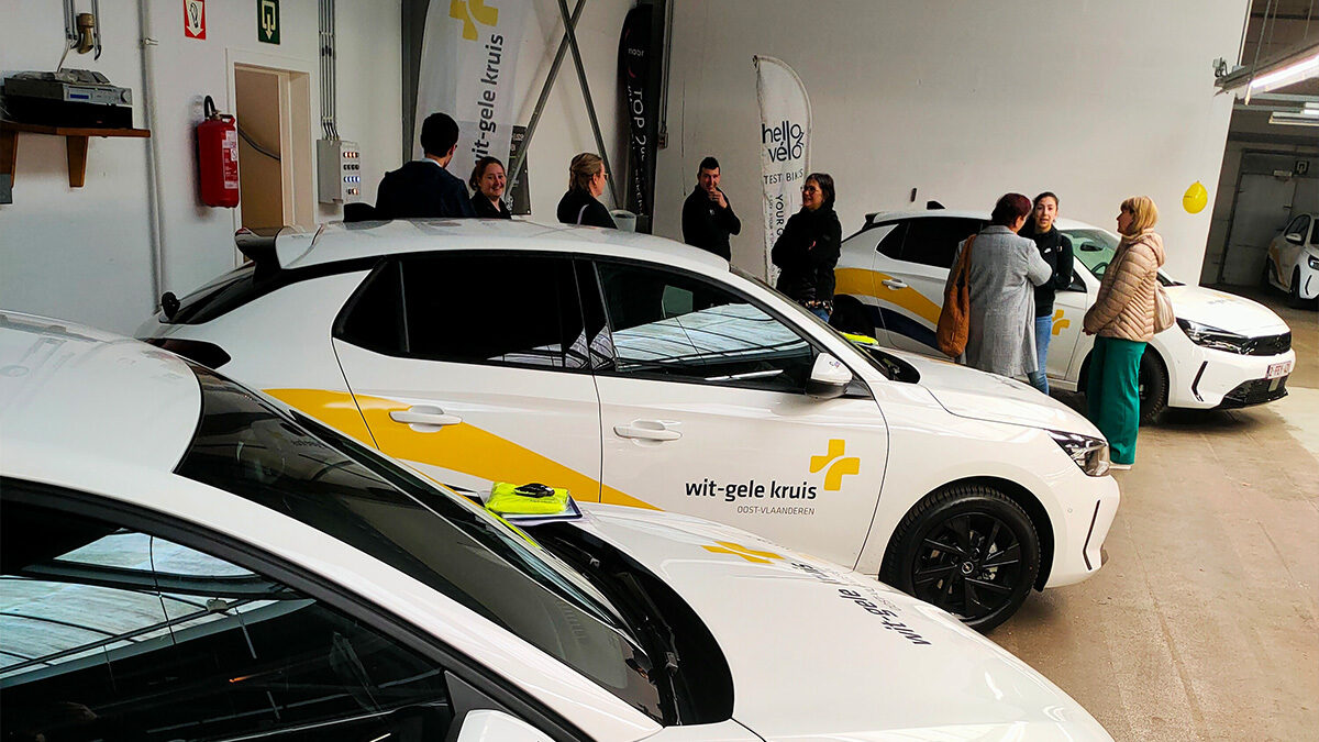 Aflevering van 261 Opel Corsa Voertuigen aan Wit-Gele Kruis Oost-Vlaanderen